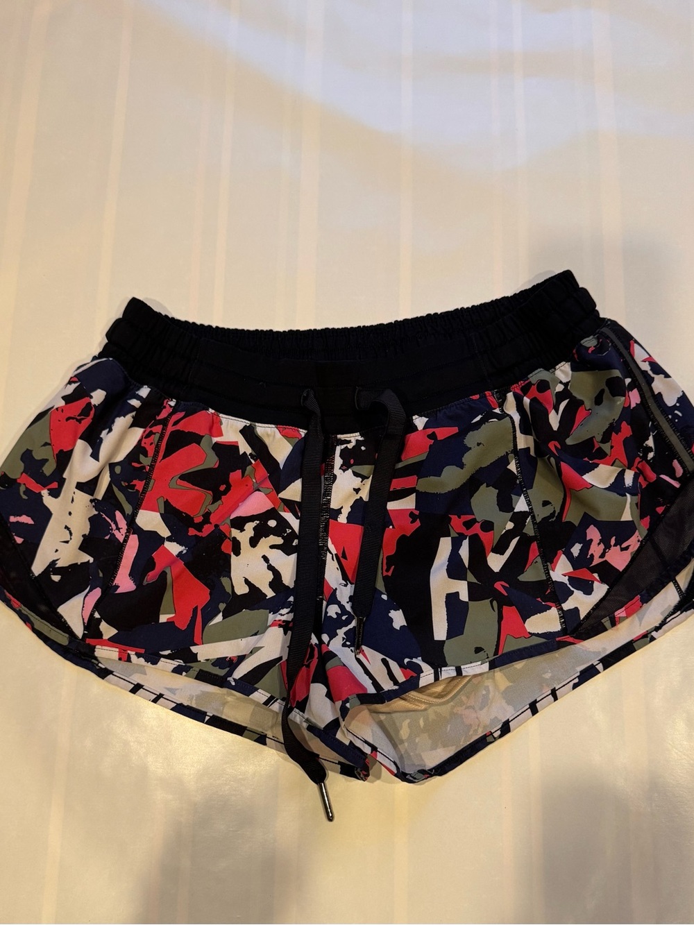 Lululemon Hotty Hot 2.5" Shorts - Abstract Multicolor - Size 6